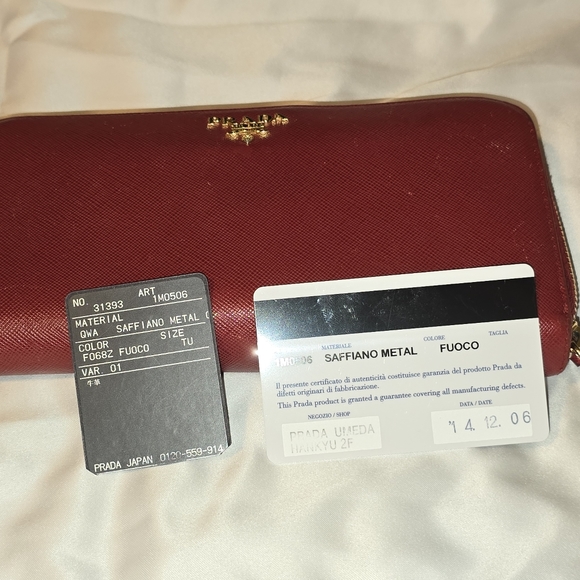 EUC Prada Saffiano Leather zippy wallet with COA card - Picture 6 of 9